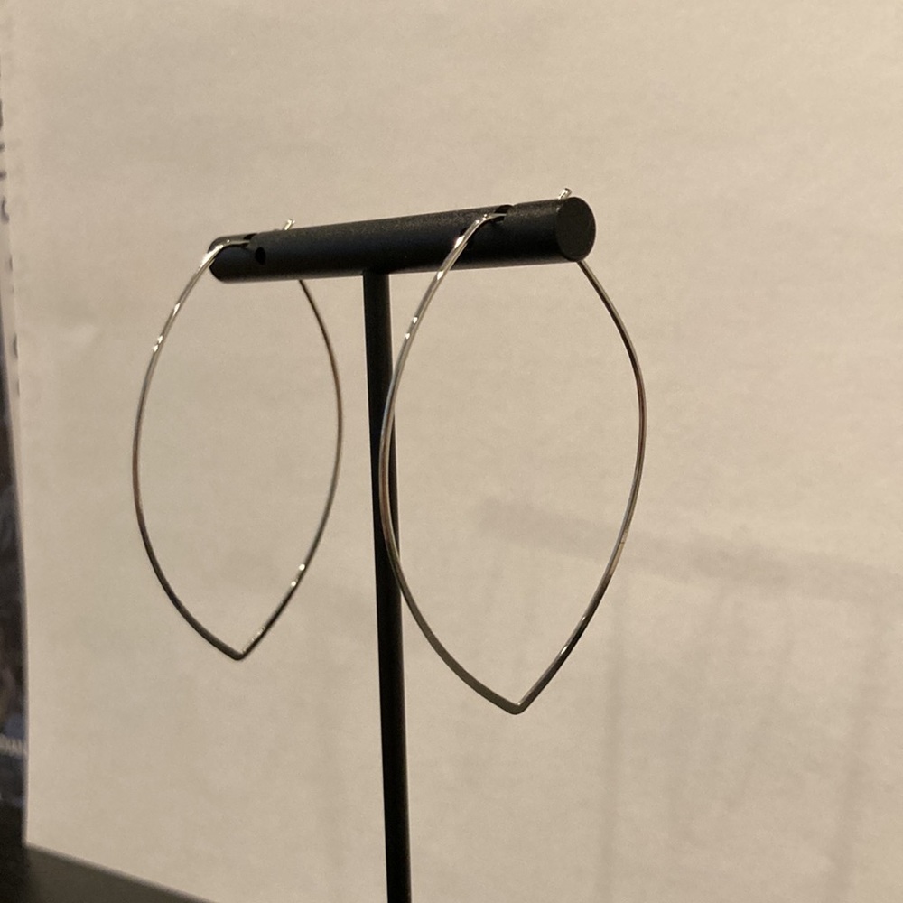 Simple teardrop hoops - Picture 3 of 3